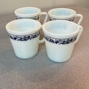 Pyrex - 4 vintage mugs old town. 300ml